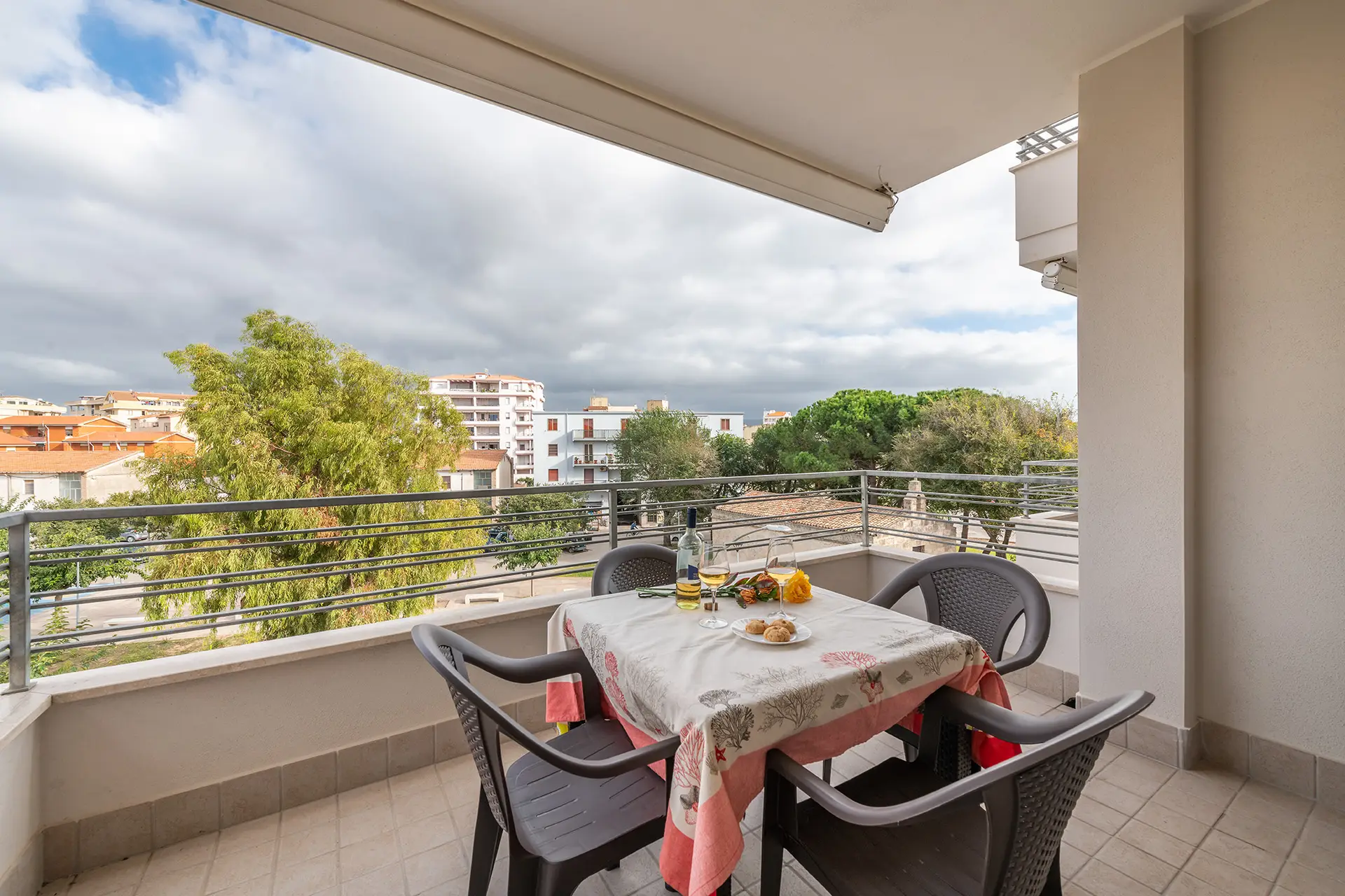 Balcone arredato con tavolo da pranzo del Trilo Agostino 3, casa vacanza ad Alghero, Sardegna