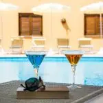 Area piscina del Bilo Giglio con cocktail a bordo vasca