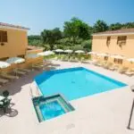 Piscina condominiale del Mono Giglio con area solarium attrezzata