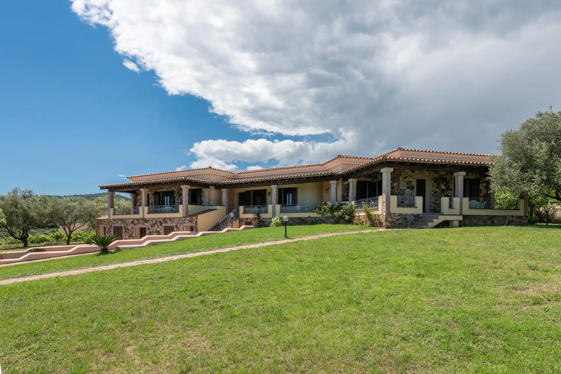 Esterno con prato e veranda della Casa Pompia 3, casa vacanza a Siniscola, Sardegna