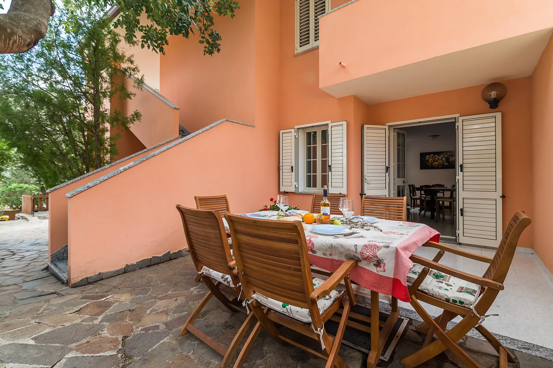 Terrazza esterna di Villa Girani a Cala Gonone, Golfo di Orosei, Nord Sardegna