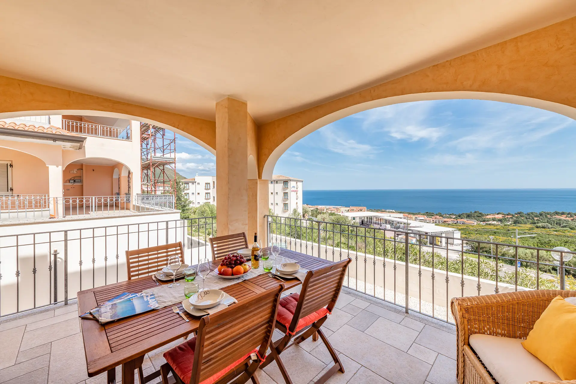 Terrazza coperta con vista mare a Cala Gonone nel Golfo di Orosei, Nord Sardegna