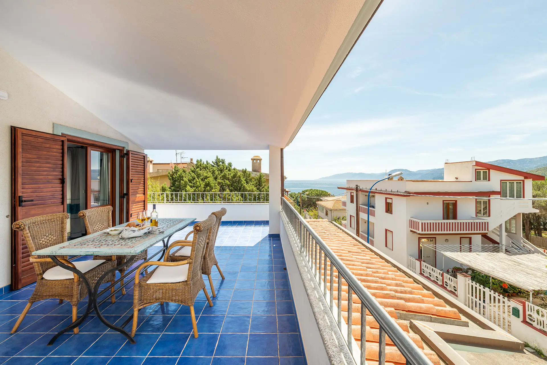 Balcone con vista mare a Cala Gonone nel Golfo di Orosei, Nord Sardegna
