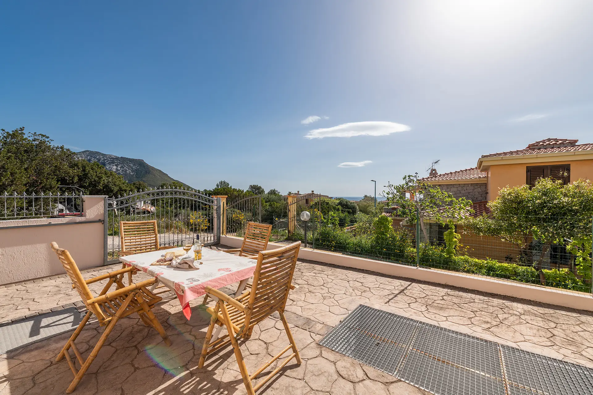 Terrazza con vista mare a Cala Gonone nel Golfo di Orosei, Nord Sardegna