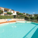 Piscina condominiale del residence Trilo Sa Minda Noa immersa nel verde