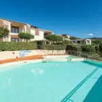 Gemensam pool i Trilo Sa Minda Noa-residenset omgiven av grönska