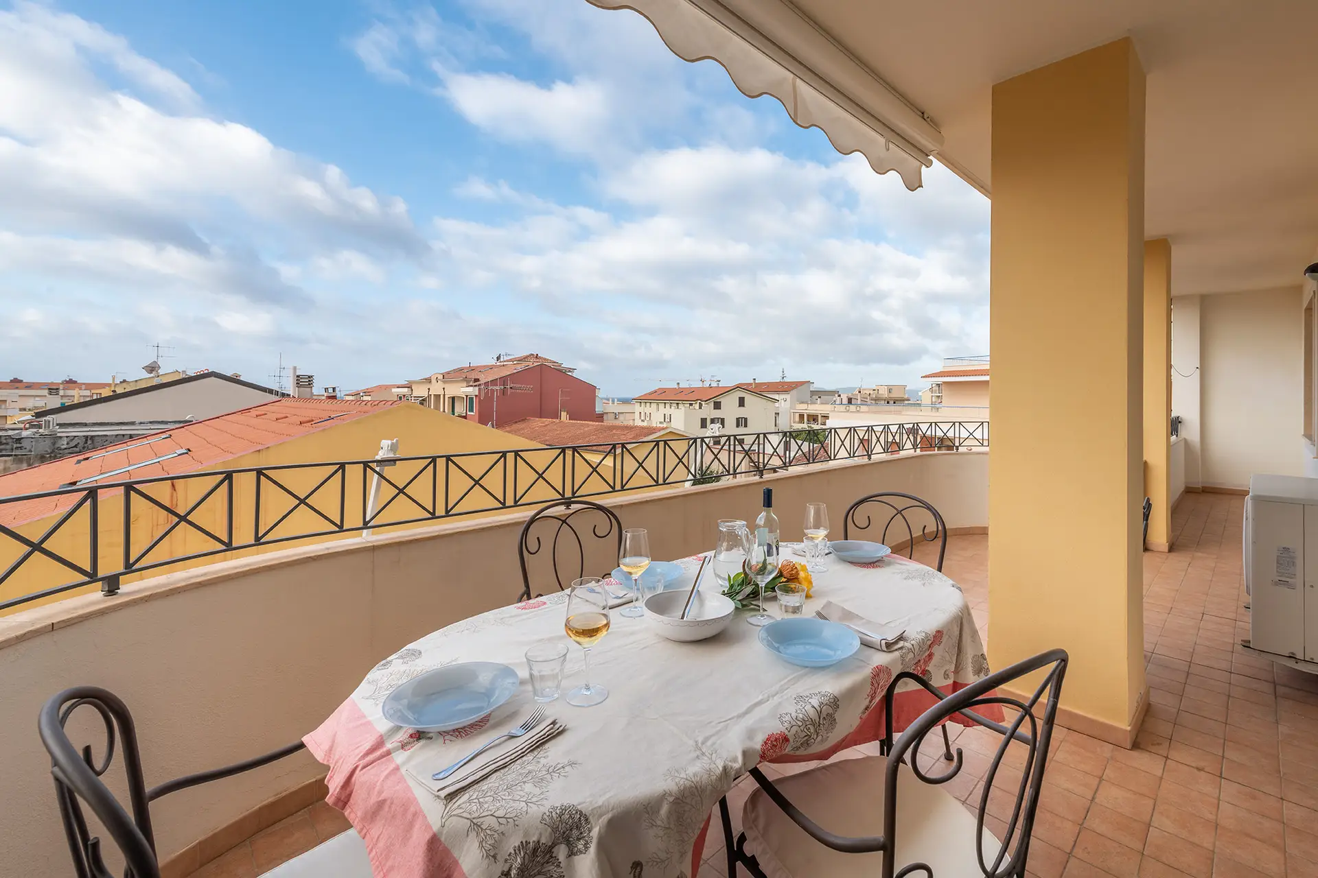 Balcone arredato con tavolo da pranzo del Trilocale Gemelli 4
