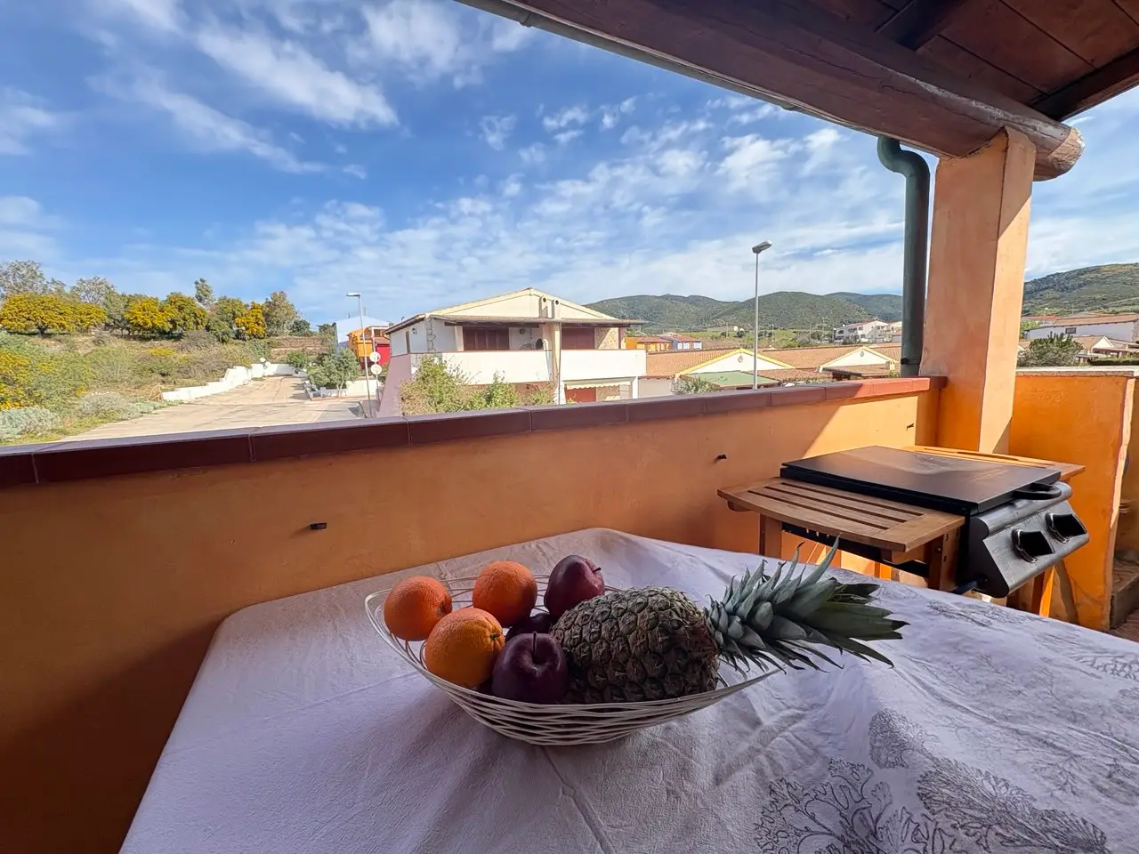 Terrazza con vista del Trilo Albicocca a Viddalba, Nord Sardegna