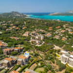 Vista aerea di Casa Conchiglia Blu con mare turchese e costa della Sardegna