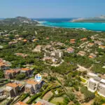 Vista aerea di Casa Conchiglia Blu con mare turchese e costa della Sardegna