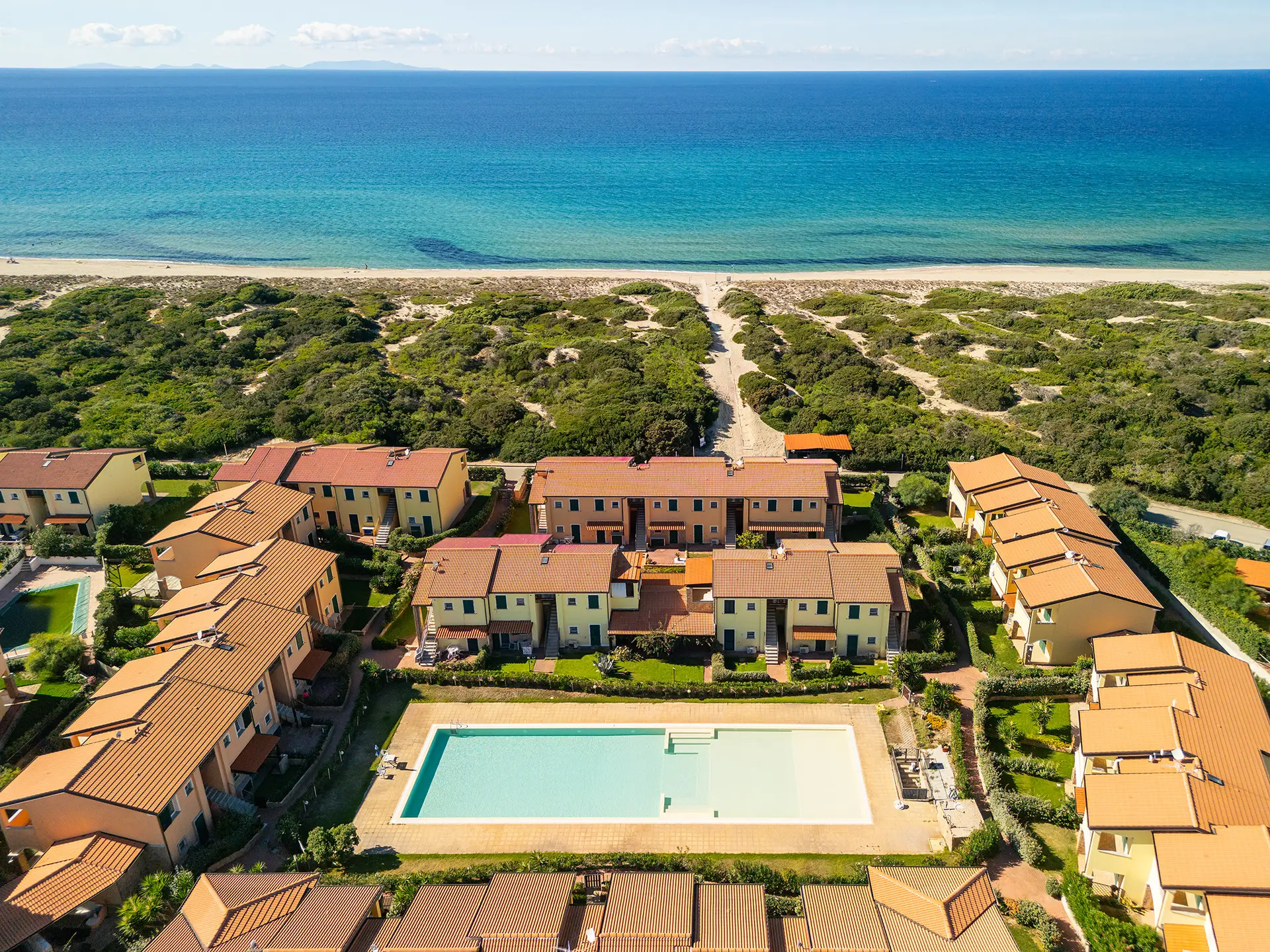 Vista aerea del residence Casa Marea con piscina e accesso diretto alla spiaggia di Badesi, Sardegna