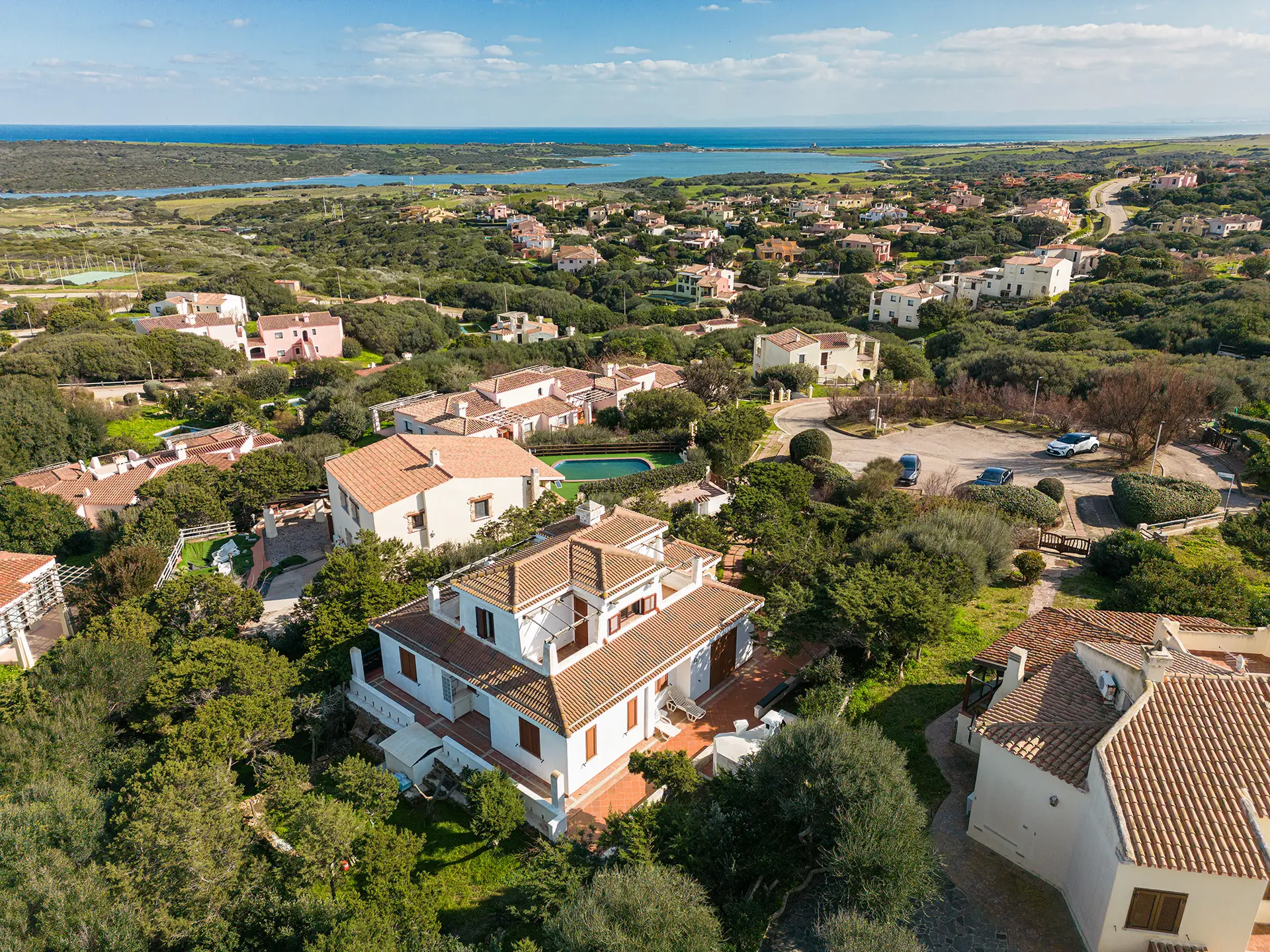 Vista aerea di Villa La Fata immersa nel verde con mare della Sardegna sullo sfondo