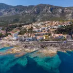 Vista aerea della costa e del borgo marinaro vicino a Casa del Mare, Nord Sardegna