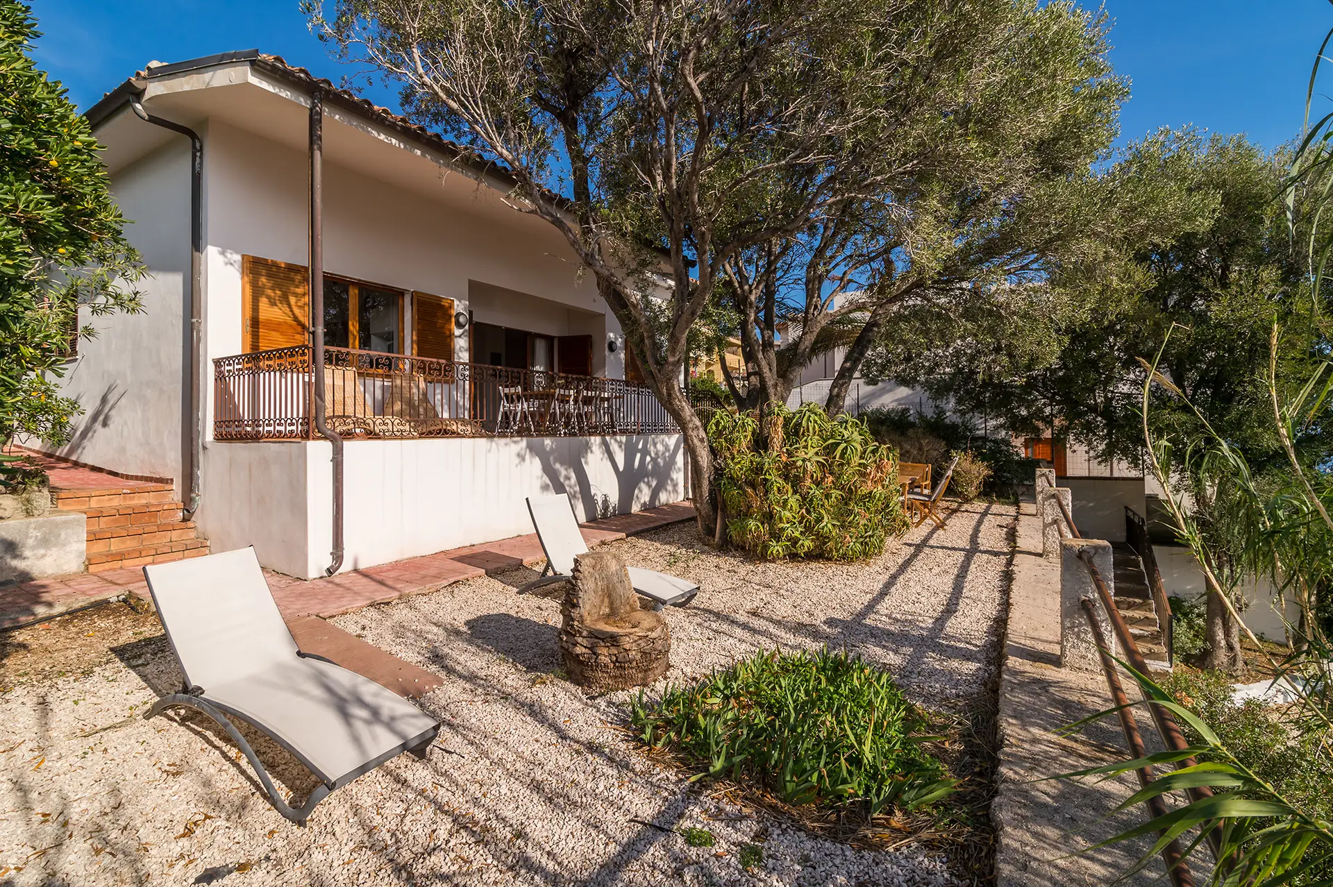 Giardino privato di Villa Palma con area relax e veranda immersa nel verde