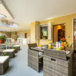 Terrazza arredata con tavolo e sedie, appartamento Casa Tarragona per affitti brevi