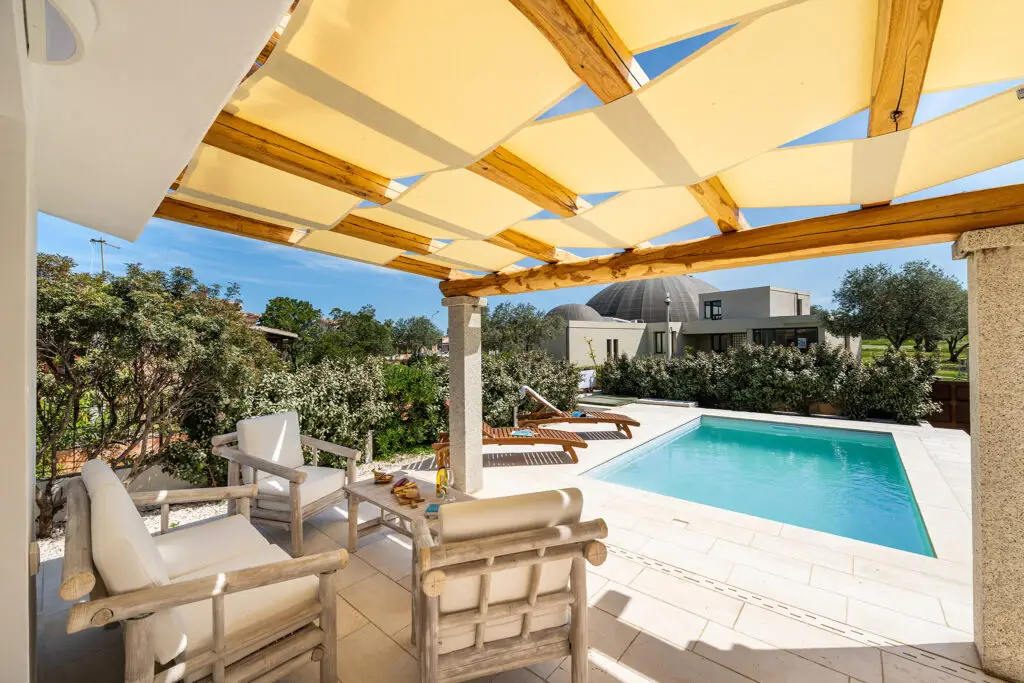 Veranda coperta con vista piscina in casa vacanza in Sardegna