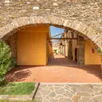 Accesso riservato a Casa Le Tonnare a Stintino con arco in pietra