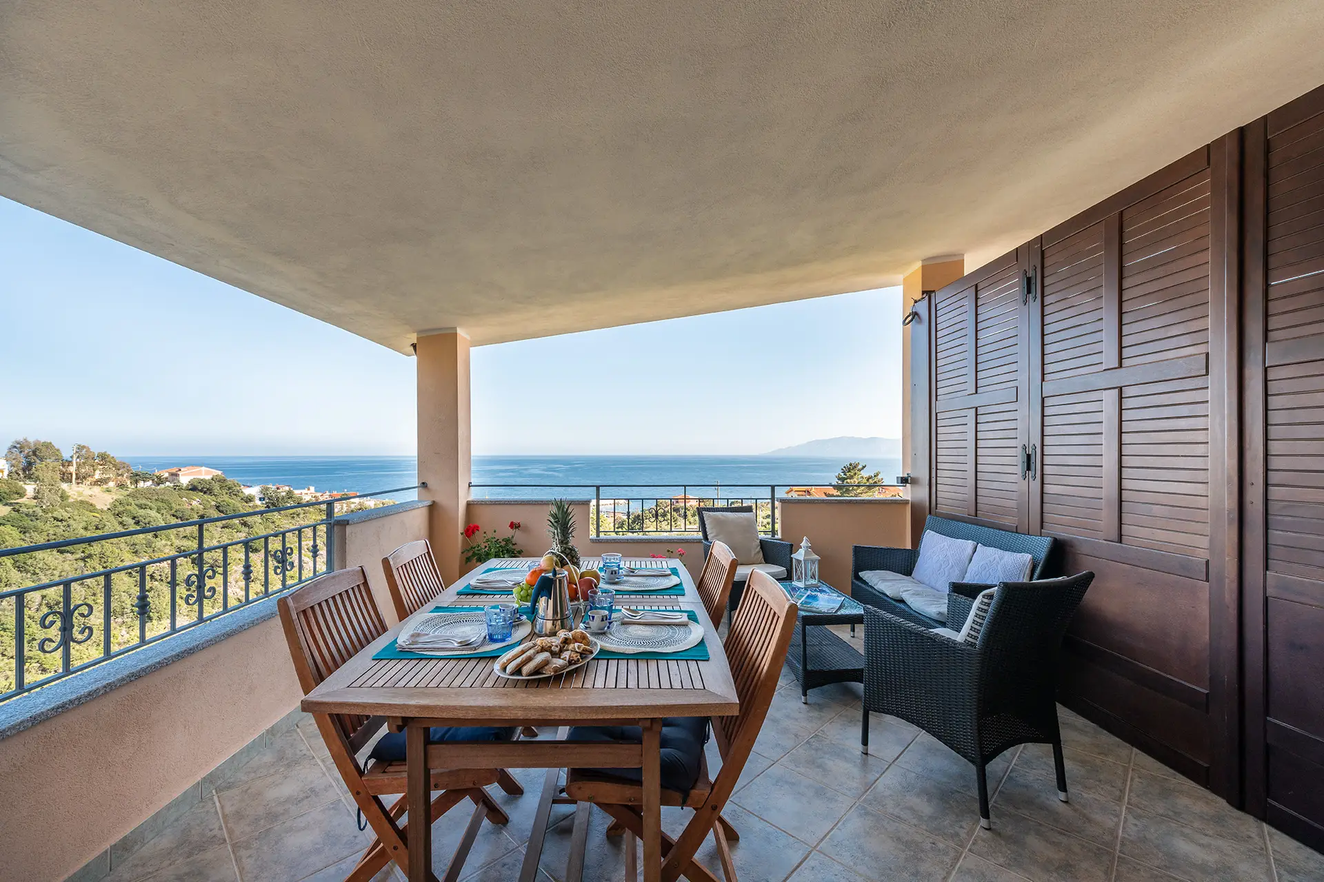Terrazza panoramica con tavolo da pranzo e vista mare a Casa Paradiso, Gonone