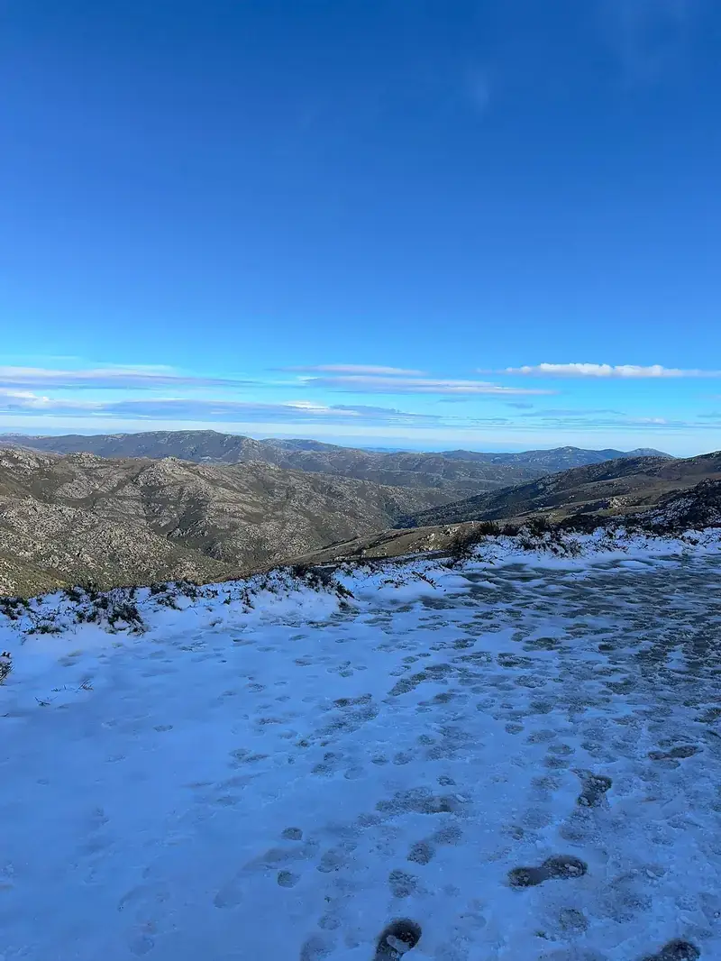 Neige en Sardaigne en hiver, paysage de montagne du Gennargentu