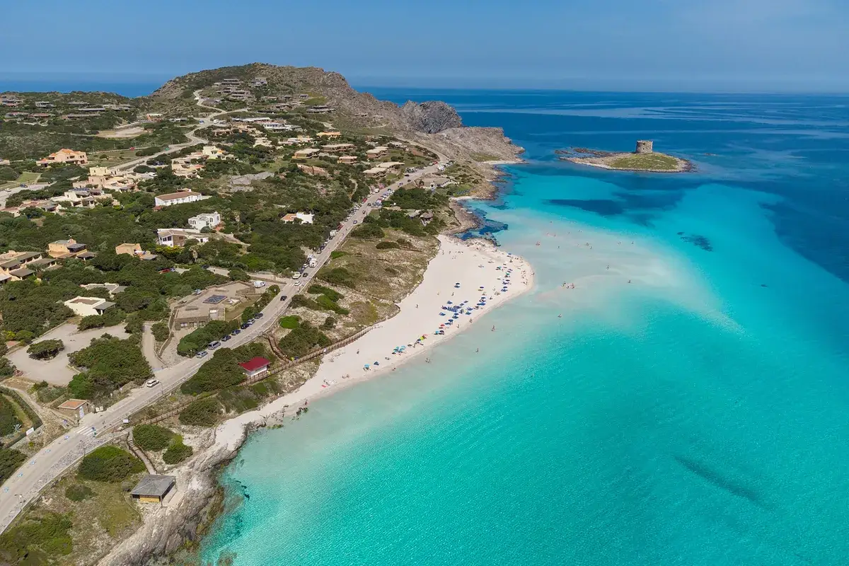 La Pelosa in Stintino, Sardinië - strand en turquoise zee van bovenaf gezien
