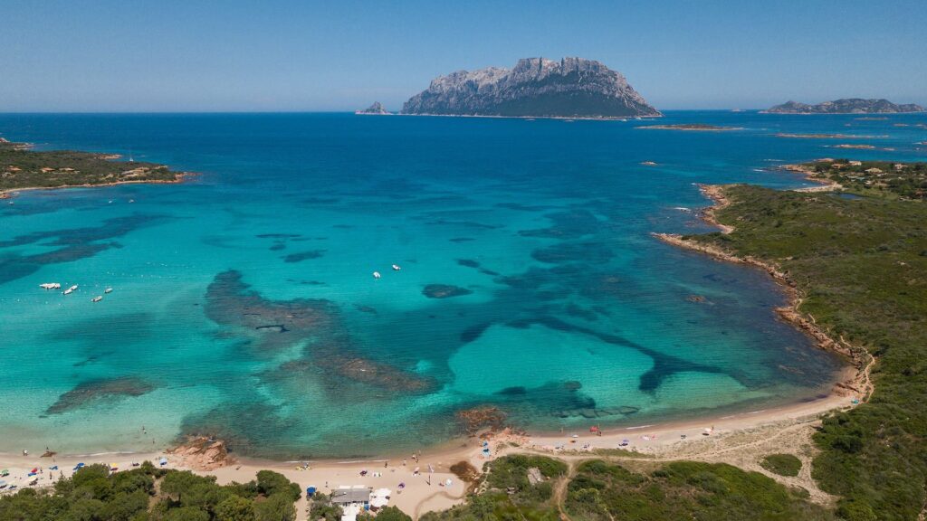 Blick auf Tavolara und das türkisfarbene Meer in Sardinien