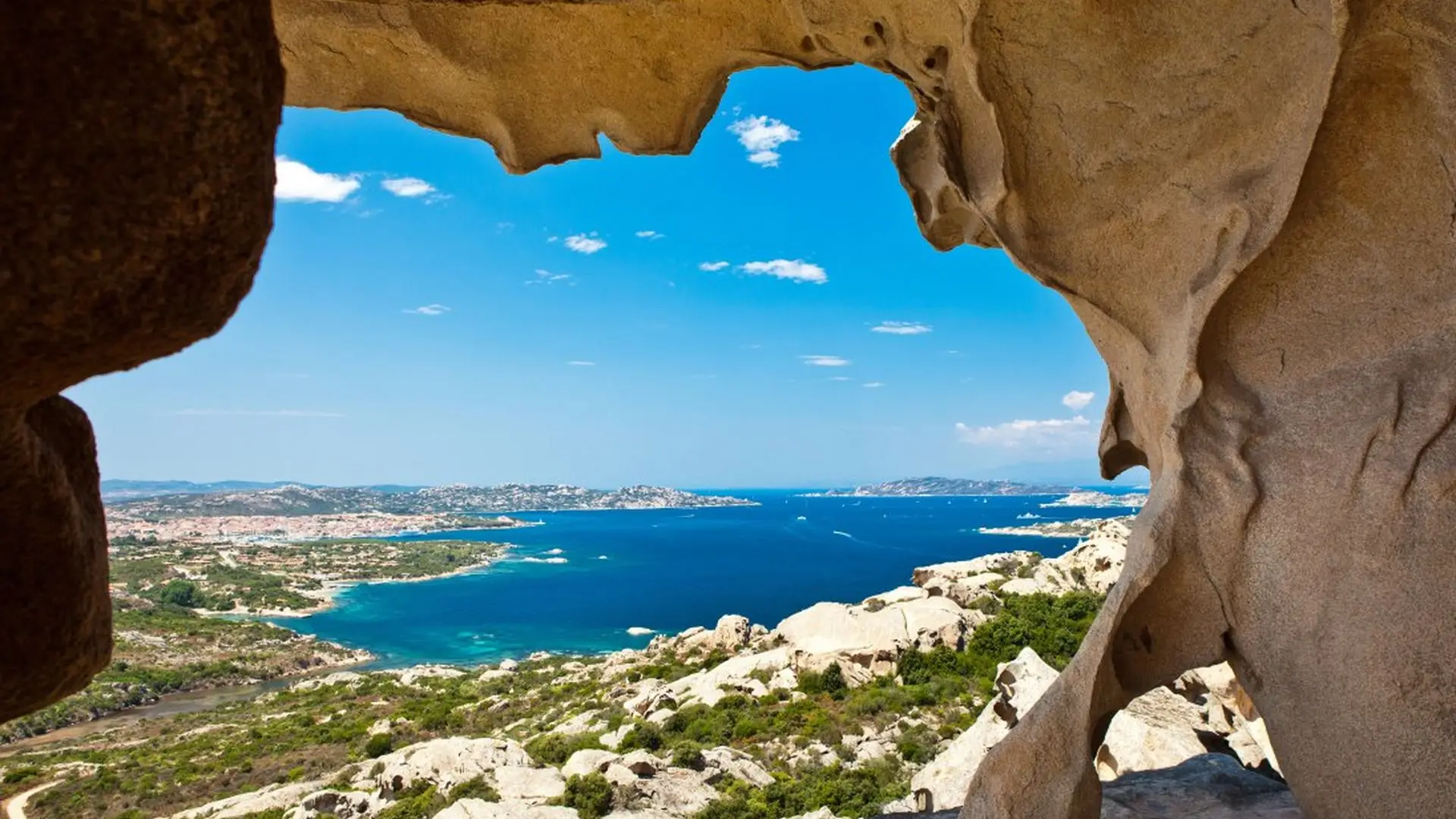 Vista sul mare della Sardegna attraverso una formazione rocciosa
