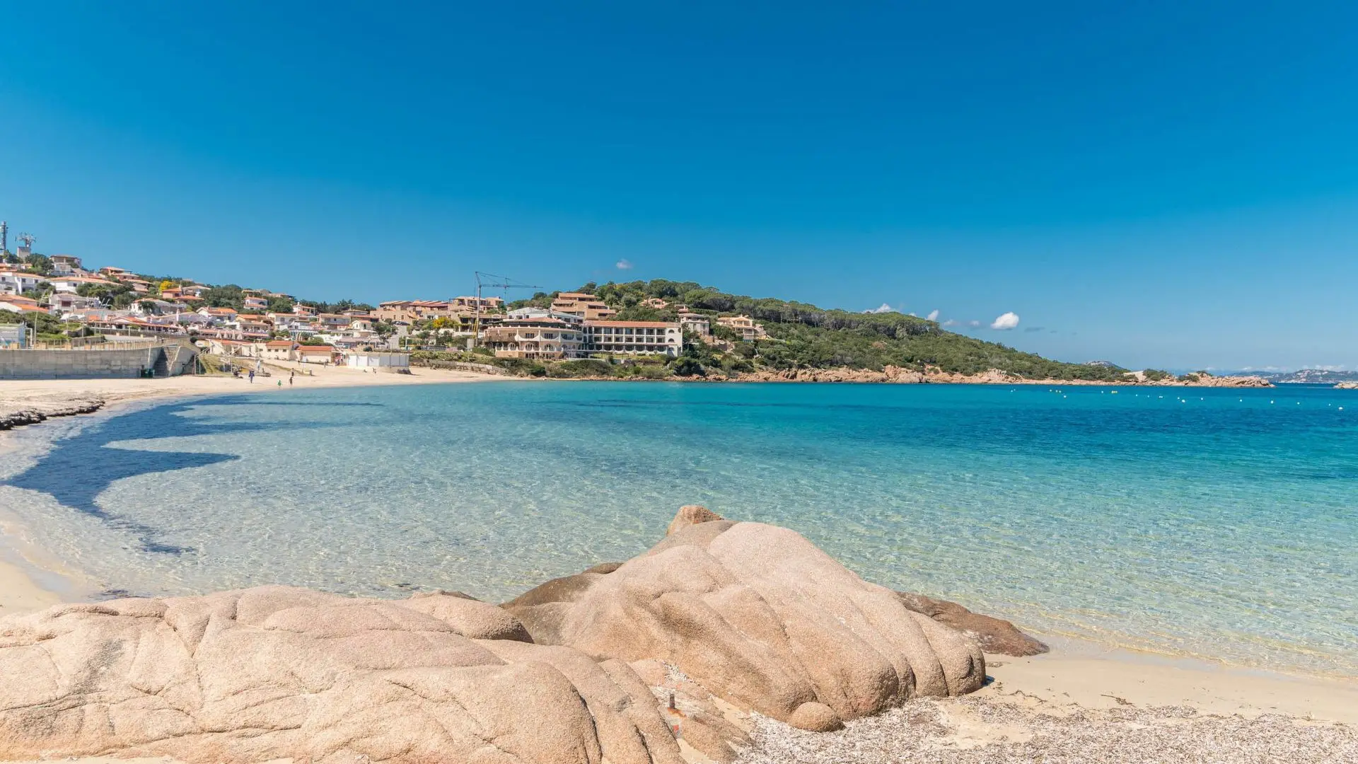 Spiaggia in Sardegna con roccia granitica e mare cristallino