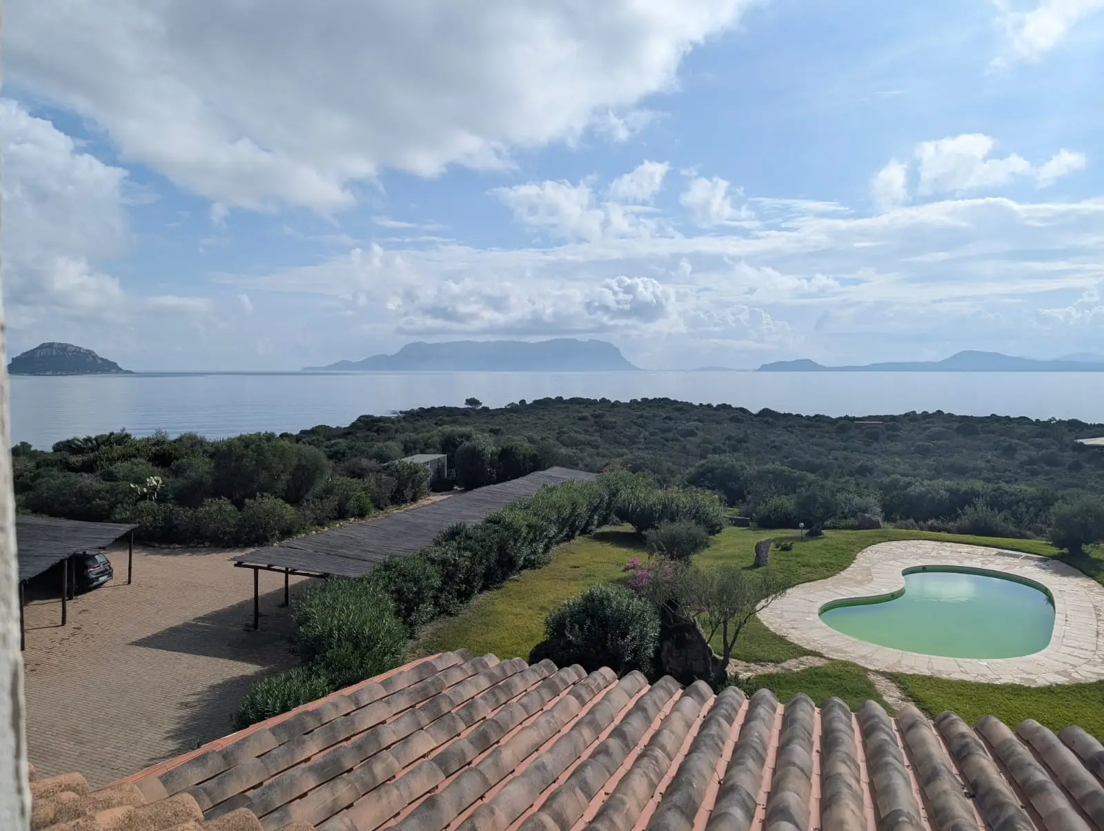 Piscina condominiale con vista mare della Casa Stella Marina a Golfo Aranci, Sardegna