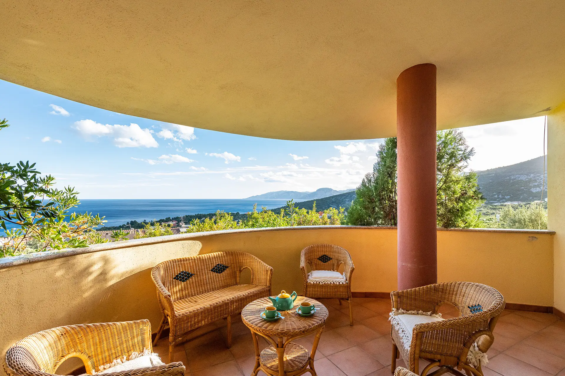 Terrazza con vista sul mare e sui monti del Supramonte della Casa Olivia a Cala Gonone, Sardegna