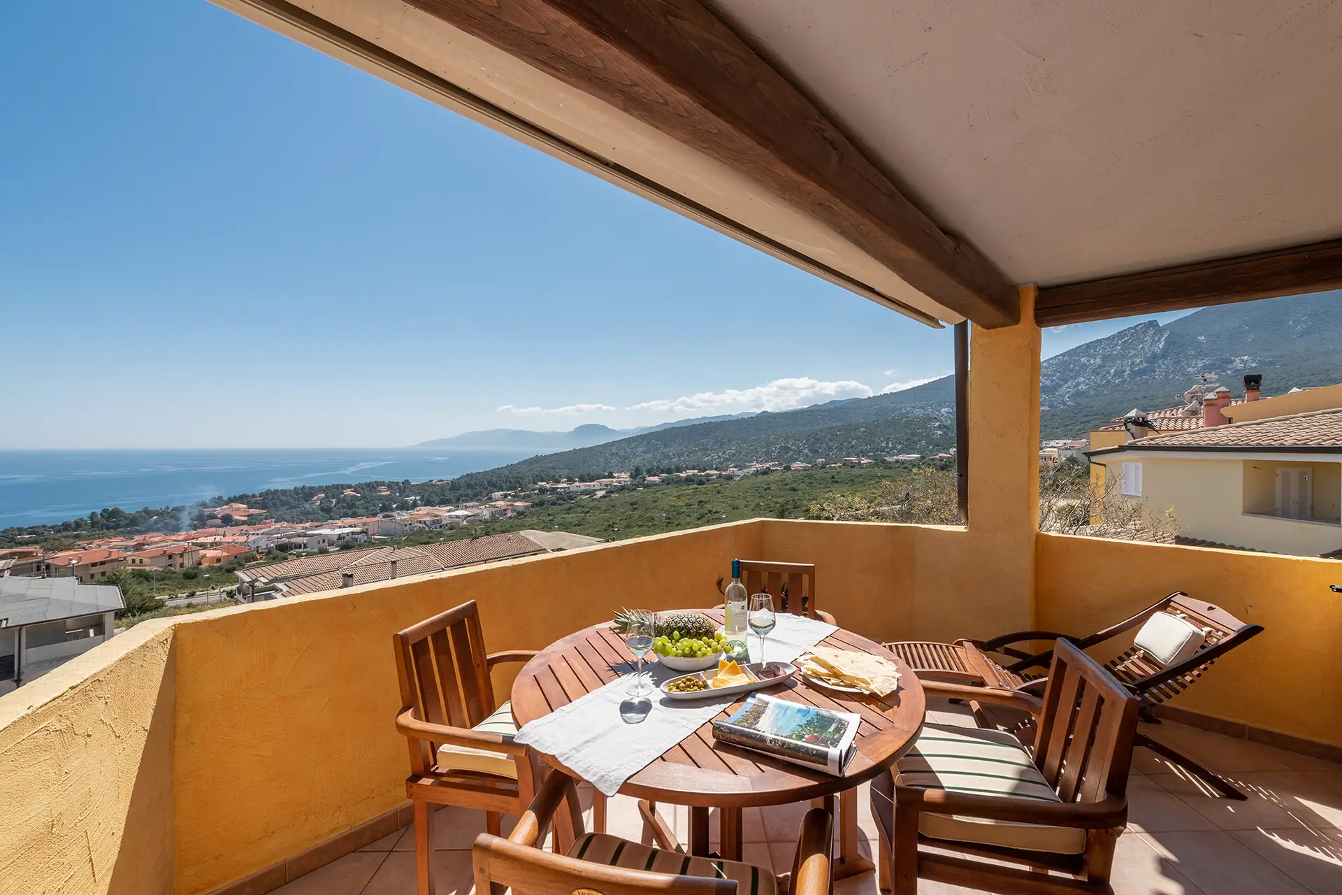 Terrazza con vista sul Golfo di Orosei e sui monti della Casa del Golfo a Cala Gonone, Sardegna