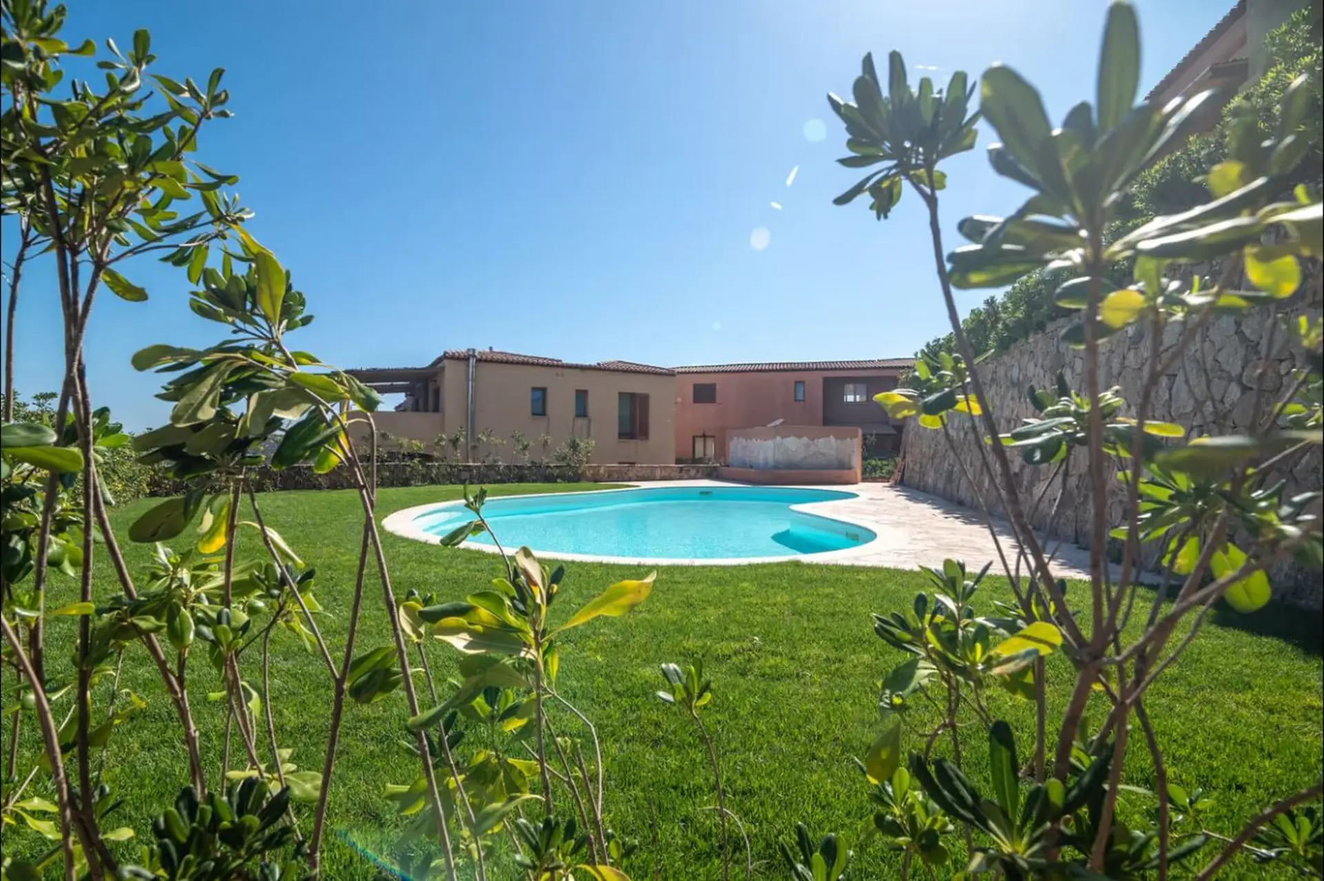 Piscina condominiale nel giardino dell'Appartamento Rubino a Santa Teresa di Gallura, Sardegna