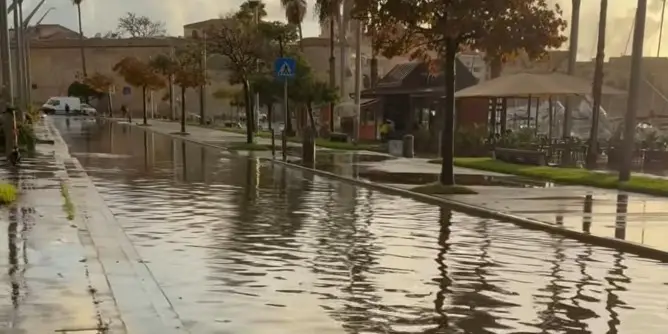 Co robić w czasie deszczu na północy Sardynii: salony gier i atrakcje w Alghero