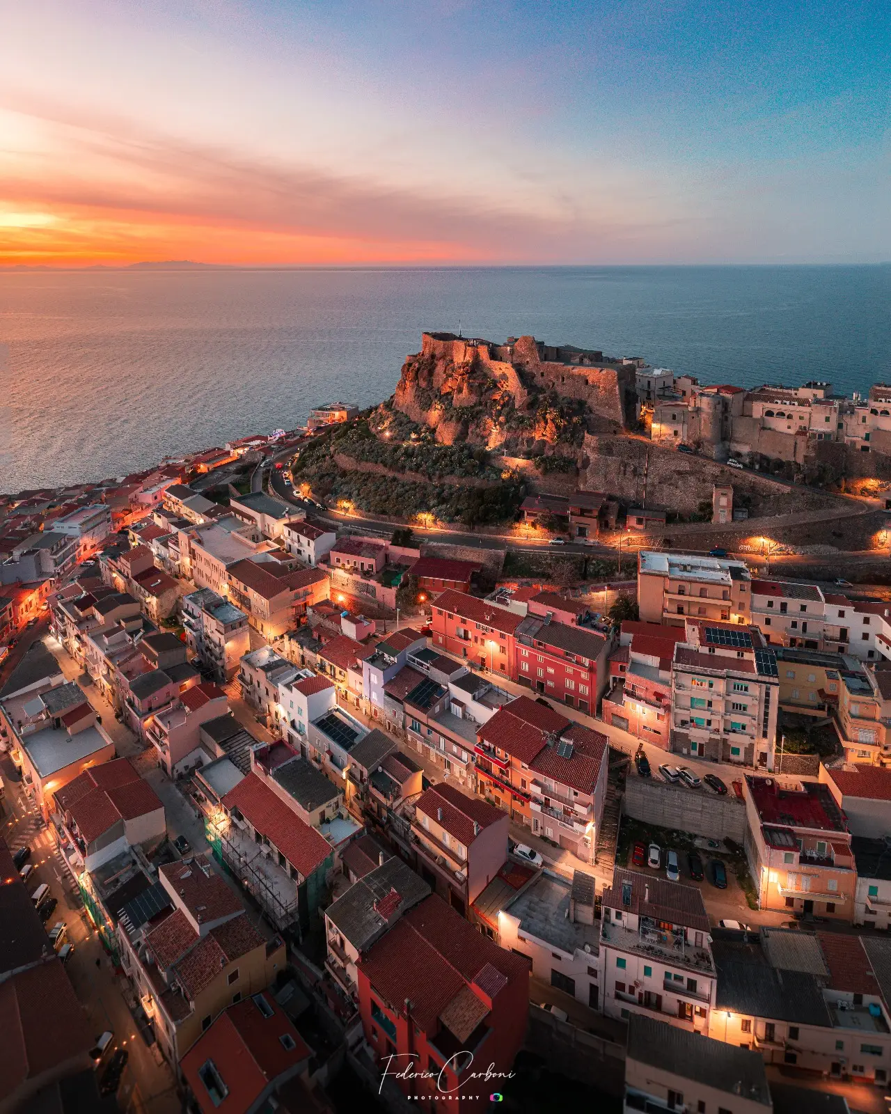 Castelsardo al tramonto con vista sul mare e centro storico arroccato nel nord Sardegna