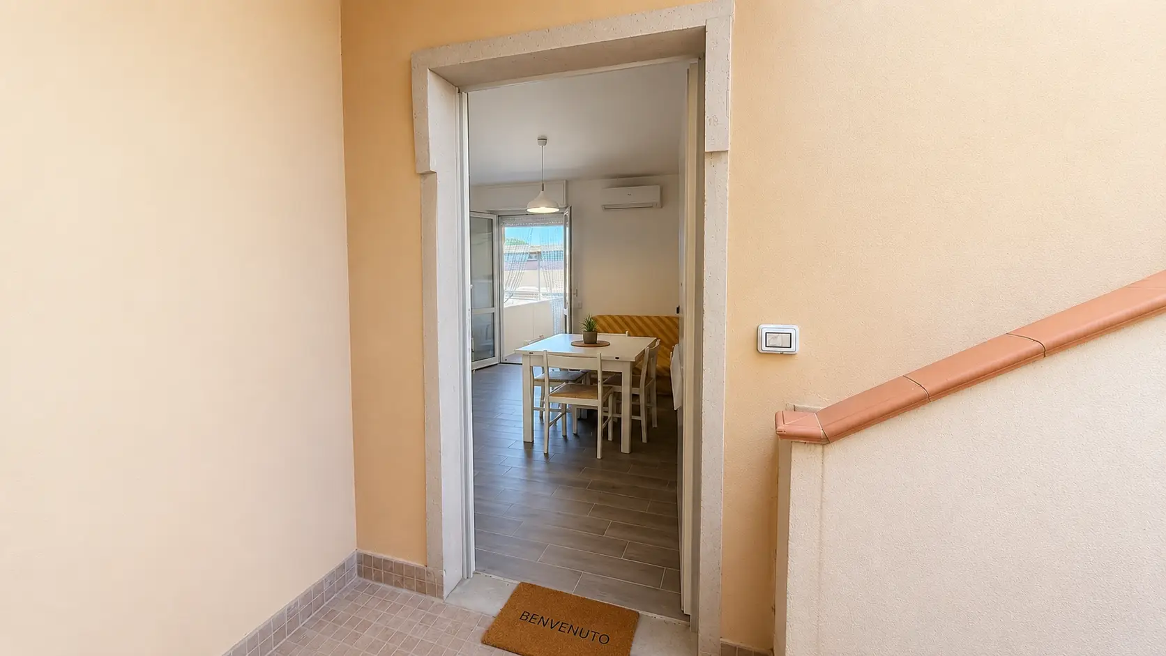 Ingresso con vista sulla zona giorno della Casa Primula B a Platamona, Sardegna
