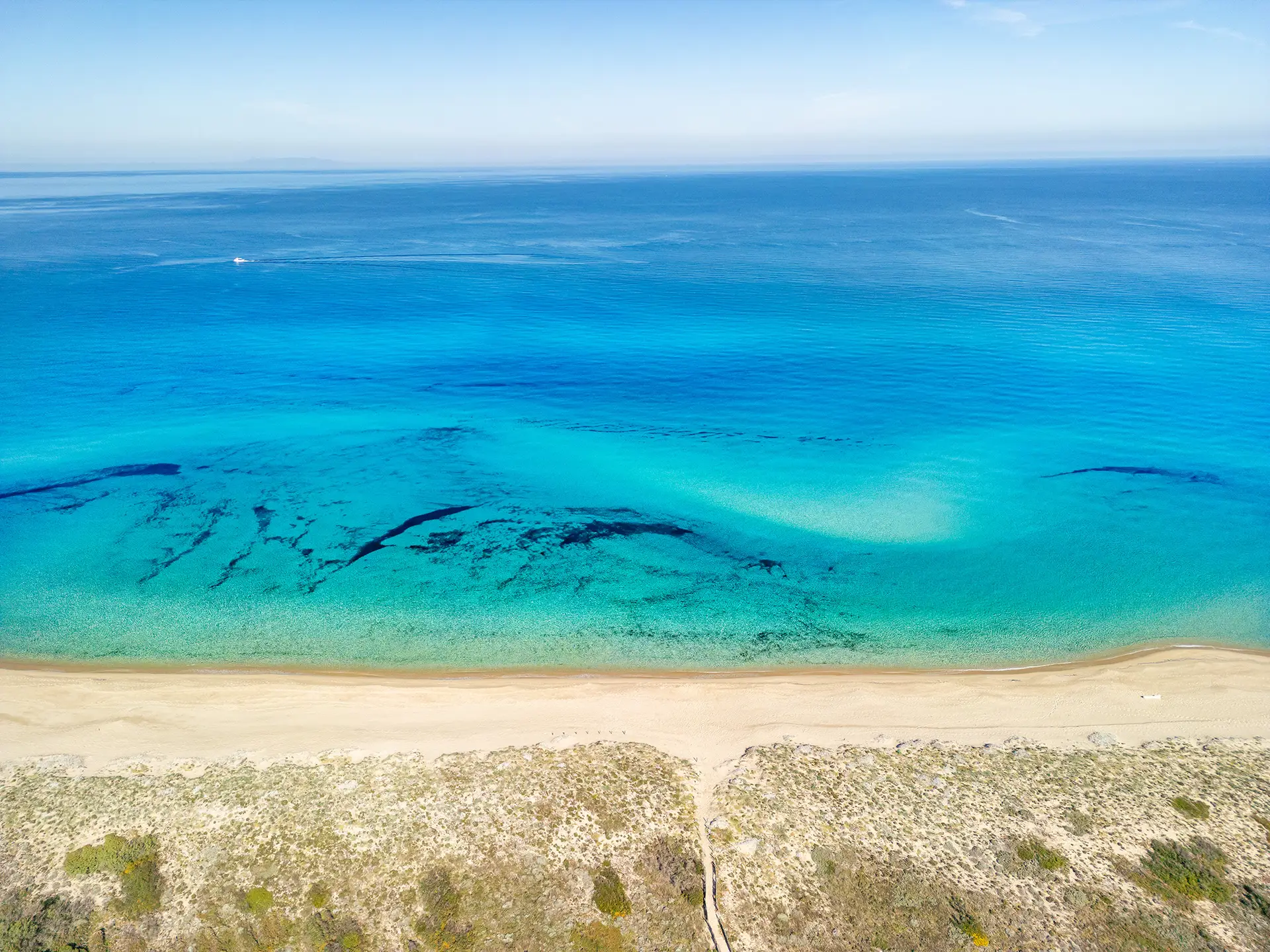 Spiaggia di Badesi vista dall'alto con mare turchese e sabbia chiara, Nord Sardegna