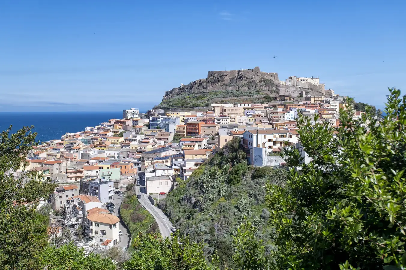 Borgo di Castelsardo con le case colorate e il castello medievale sul mare, Nord Sardegna