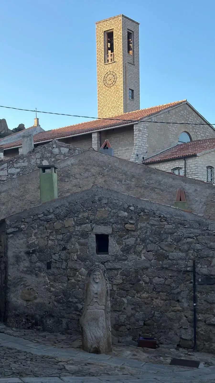 Veduta panoramica del borgo di Aggius tra le rocce granitiche della Gallura, Nord Sardegna