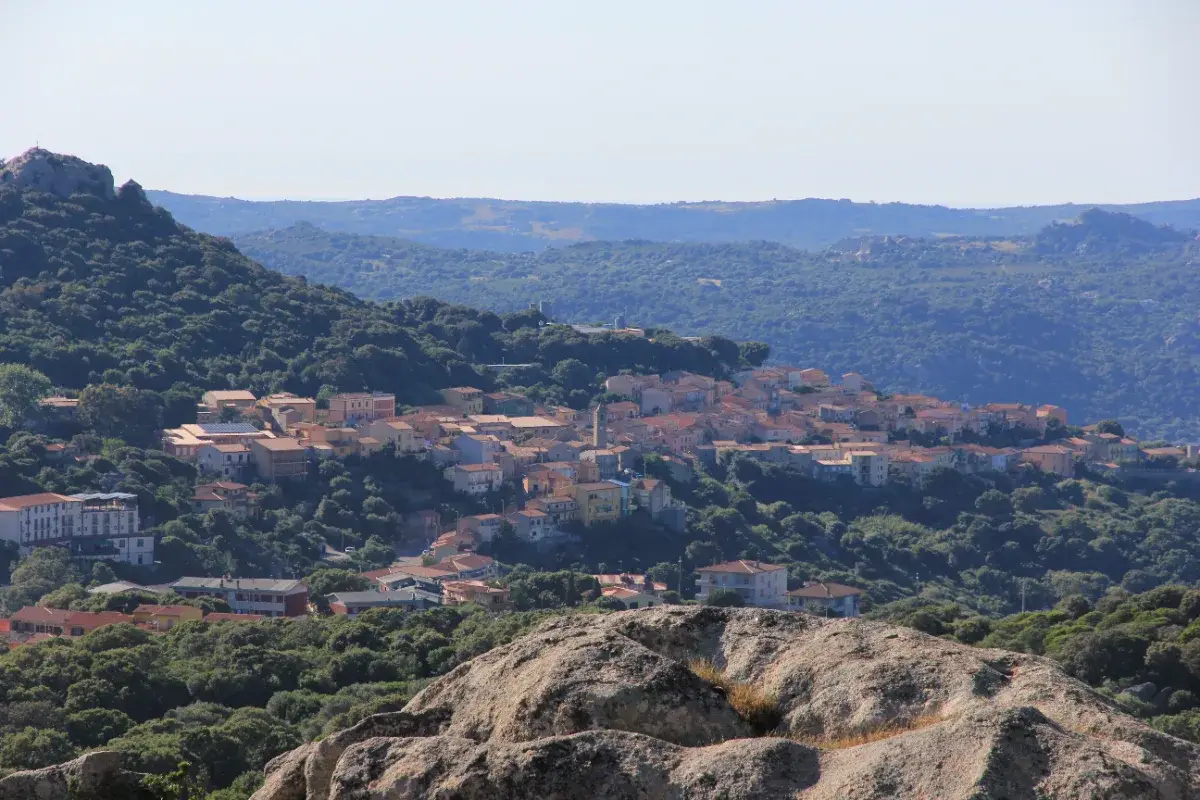 Panorama del borgo di Luogosanto, borgo mistico della Gallura nel Nord Sardegna