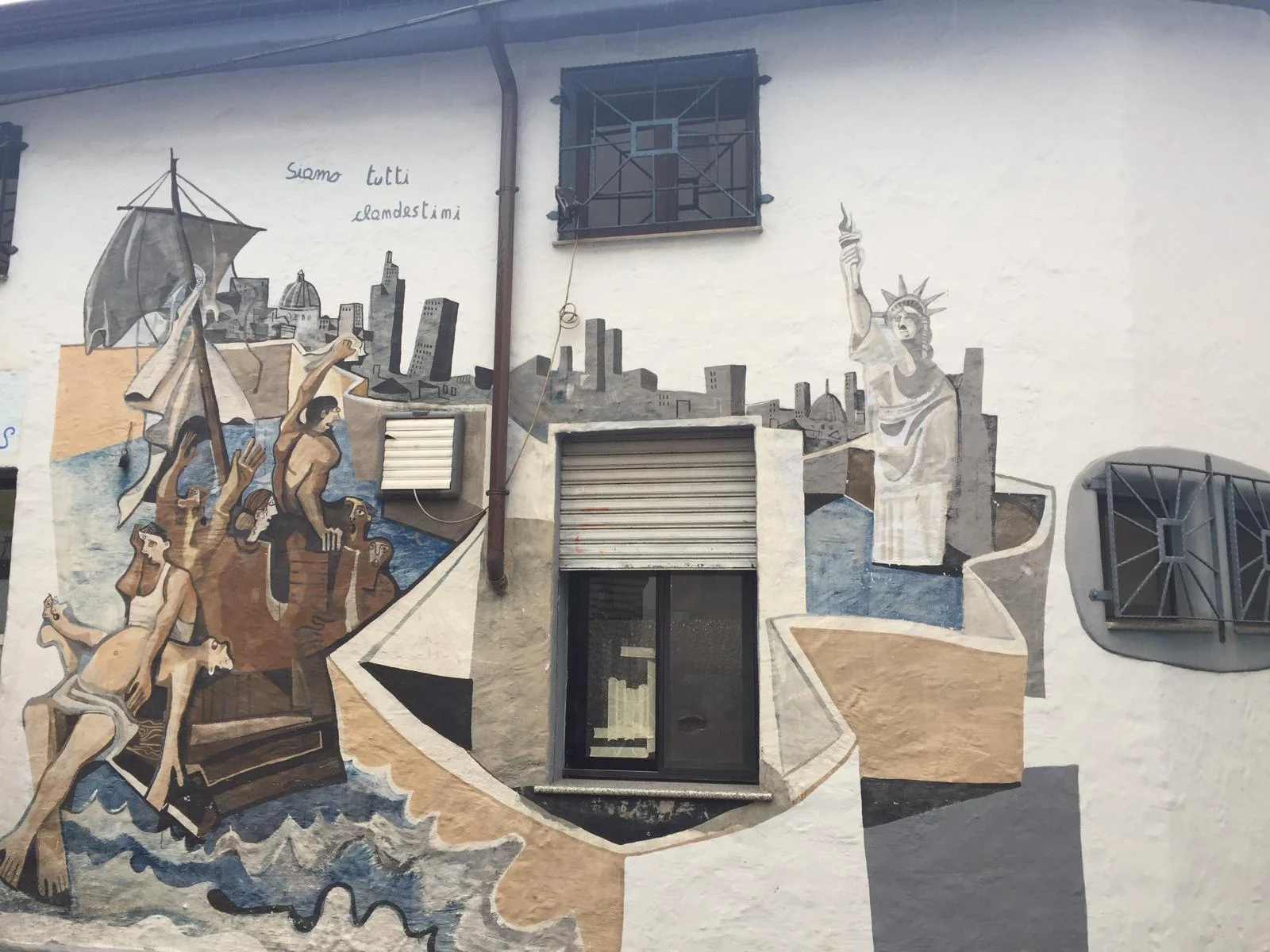 Murale dipinto sulla facciata di una casa a Orgosolo, Barbagia, Sardegna